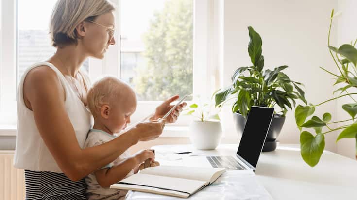 Freelancer mother using smart phone with baby son at desk model released, Symbolfoto property released, NDEF01801