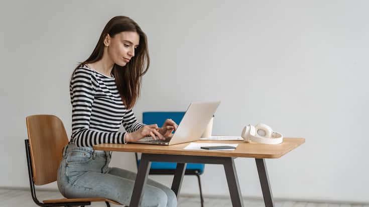 Junge Geschäftsfrau arbeitet am Laptop *** Boy Businesswoman works on Laptop Copyright: imageBROKER/OleksandrxLatkun ibx