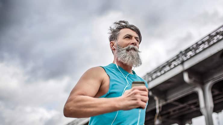 Alter Mann beim Rennen