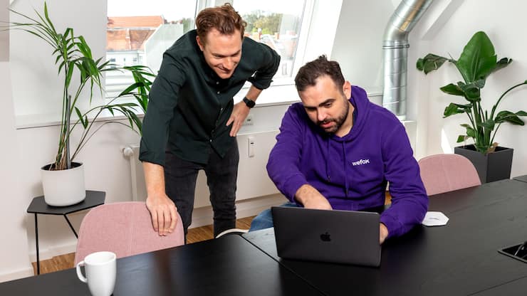 Wefox-Gründer Fabian Wesemann (CFO, links) und Julian Teicke (CEO, rechts) bei der Arbeit.