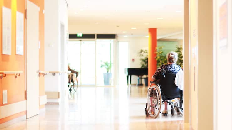 Rollstuhl im Pflegeheim