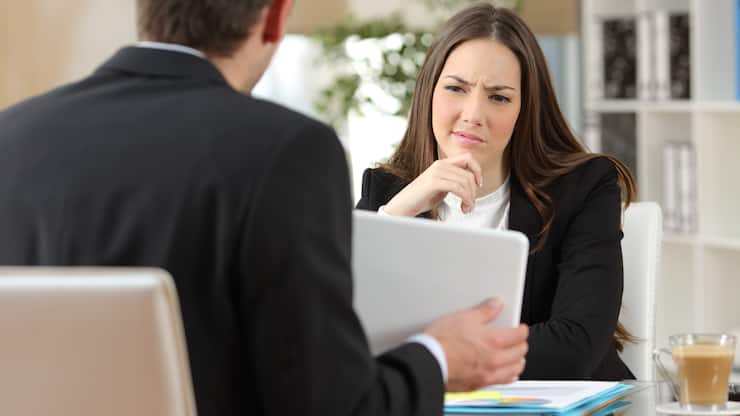 Berater versucht, eine zweifelnde Kundin zu überzeugen.