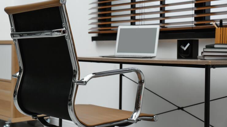 Fachkräftemangel - leerer Bürostuhl