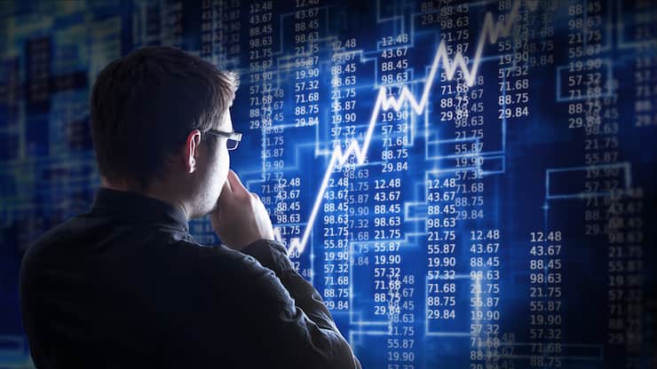 Mann analysiert Kurse