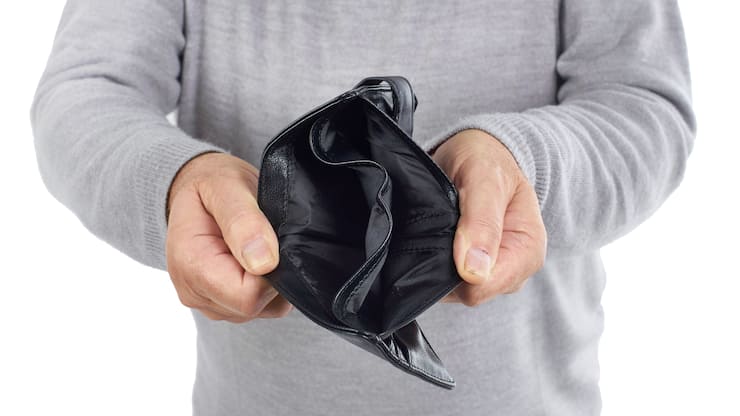 Senior mit leerer Geldbörse, Altersarmut