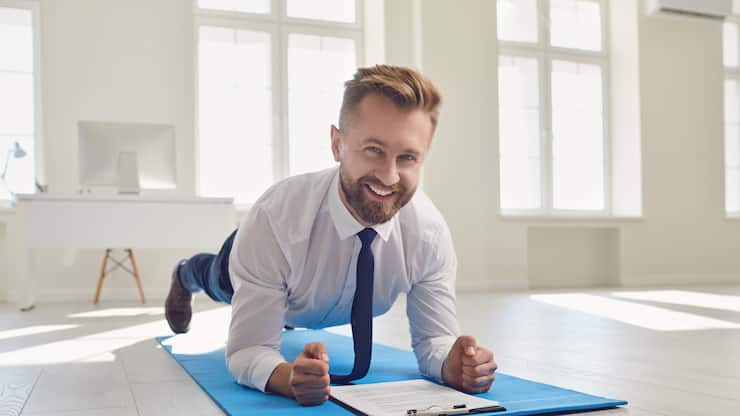 BGM am Arbeitsplatz, Geschäftsmann macht Planks, Gesundheit