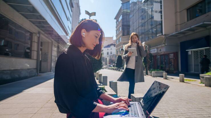 Junge Unternehmerin mit Laptop