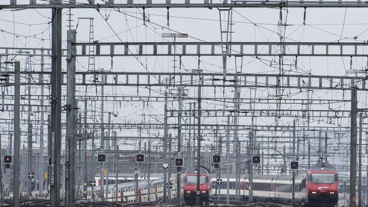 Zuege schlaengeln sich ueber die Gleise anlaesslich einer Medienkonferenz zum Thema "SBB Strategie 2020 und aktuelle Innovationsprojekte"