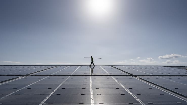 SCHWEIZ WALLISELLEN SPORTANLAGE PHOTOVOLTAIKANLAGE