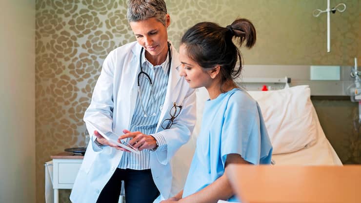 Ärztin mit Patientin im Spital