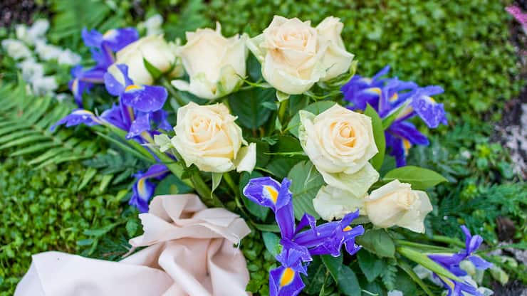 Blumen auf Grab Friedhof