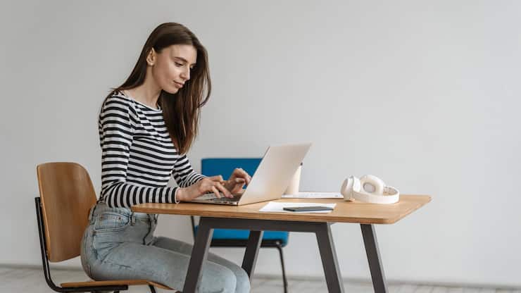 Junge Geschäftsfrau arbeitet am Laptop *** Boy Businesswoman works on Laptop Copyright: imageBROKER/OleksandrxLatkun ibx