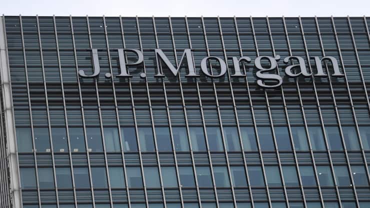 Fears grow of global banking crisis following Credit Suisse losses and SVB bank failure