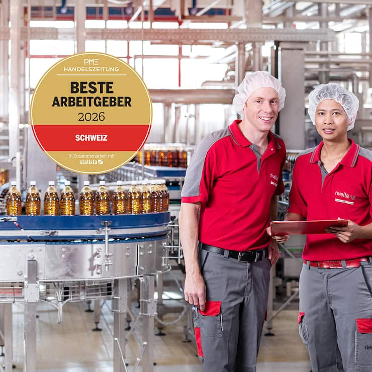 So sehen glückliche Mitarbeiter aus: Zwei «Rivellaner» in der Produktion in Rothrist.