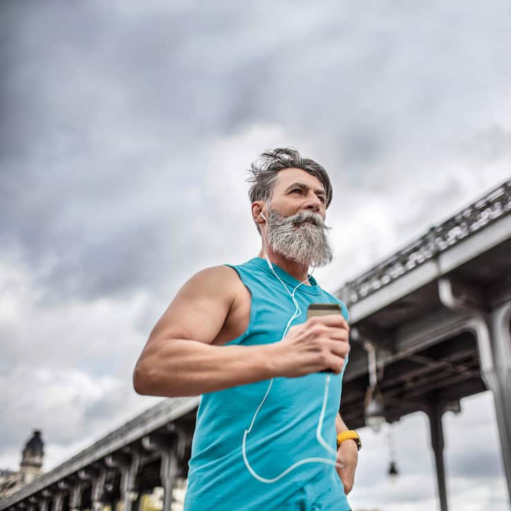 Alter Mann beim Rennen