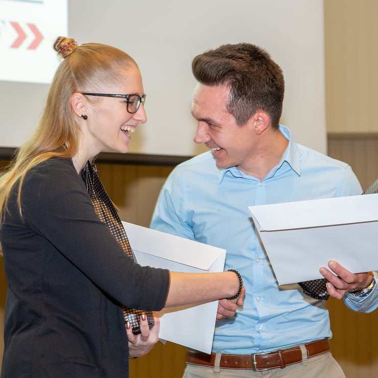 Geschafft! Claudia Signer und Claudio Wellington freuen sich über das Diplom Finanzberater/in IAF.
