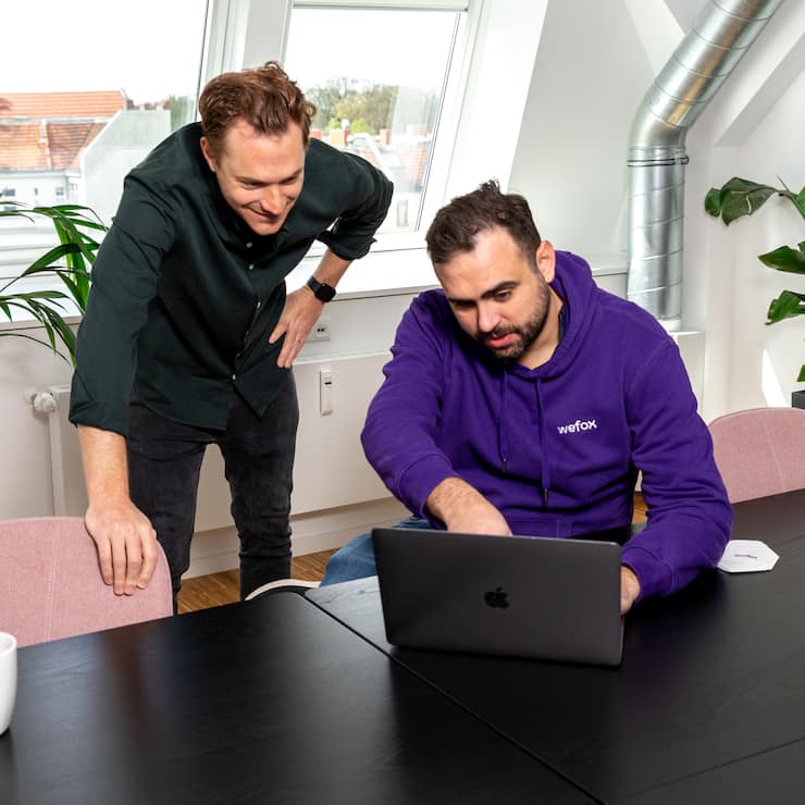 Wefox-Gründer Fabian Wesemann (CFO, links) und Julian Teicke (CEO, rechts) bei der Arbeit.