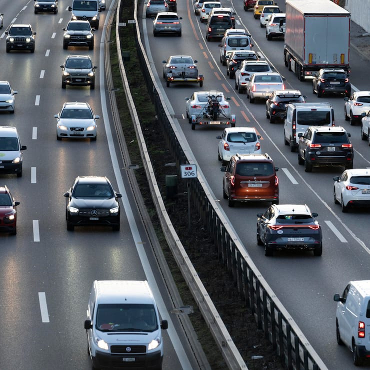 SCHWEIZ WALLISELLEN STAU AUTOBAHN A1