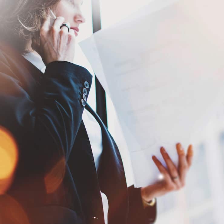 Photo business woman wearing white shirt, talking smartphone and
