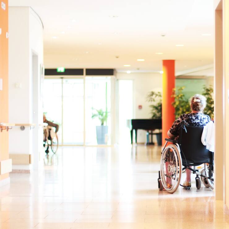 Rollstuhl im Pflegeheim