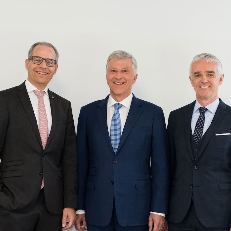 Philipp Gmür, Vorstandsmitglied SVV; Rolf Dörig, Präsident SVV und Thomas Helbling, Direktor SVV (v.l.) an der Jahresmedienkonferenz des Schweizerischen Versicherungsverbandes.