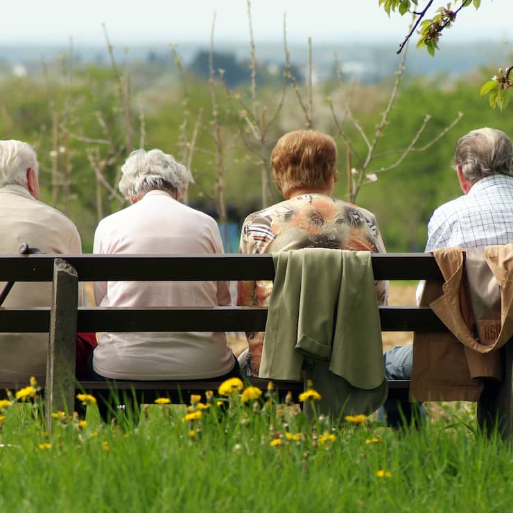 Rentner auf der Parkbank