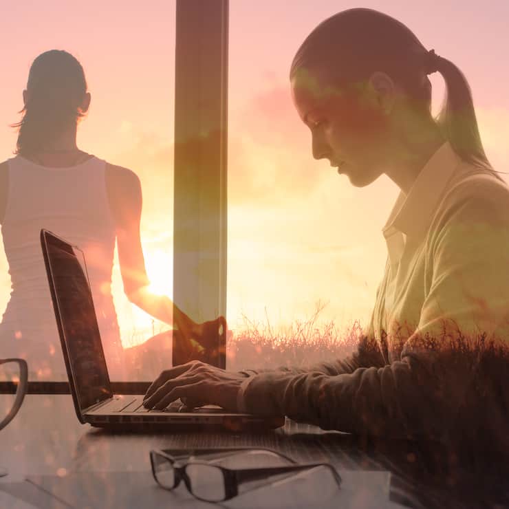 Gesundheit am Arbeitsplatz, BGM, Frau am Laptop