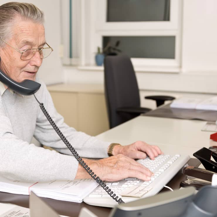 Rentner im Büro