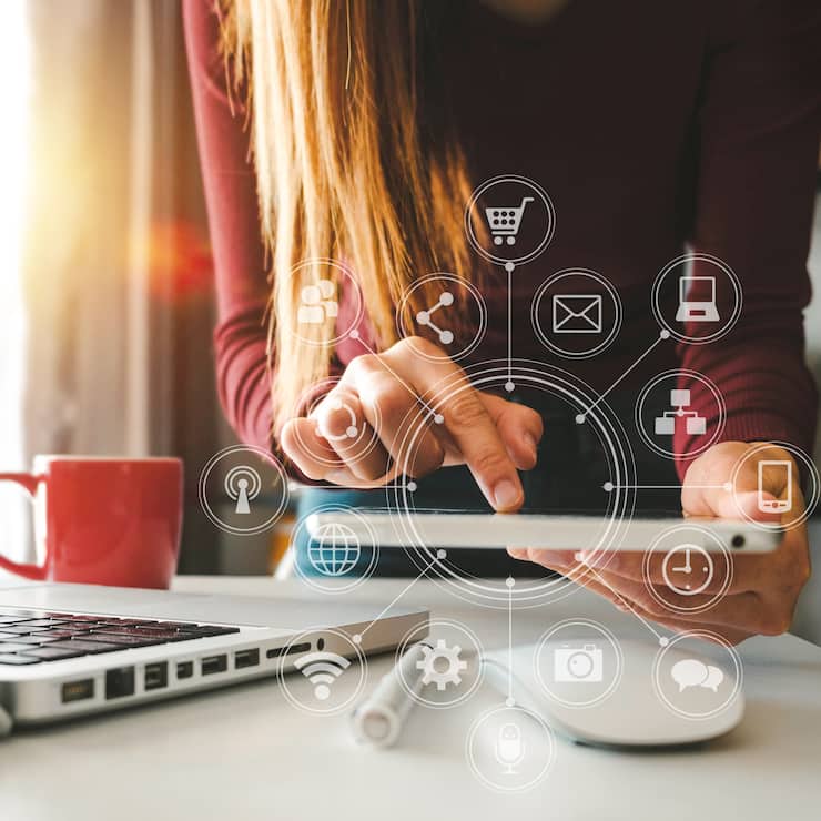 Kundin vor Laptop im Mittelpunkt, Omnichannel