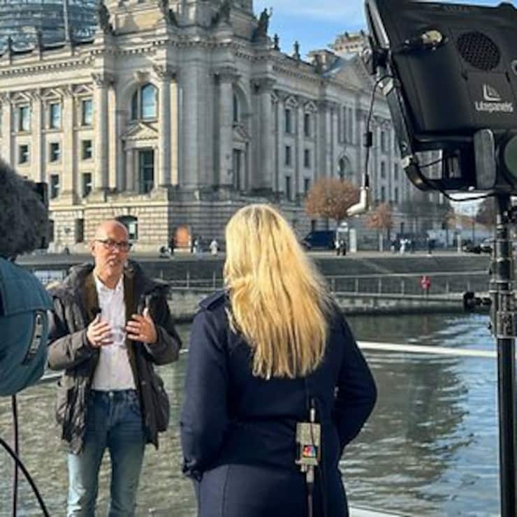 GDV-Hauptgeschäftsführer Jörg Asmussen im Interview mit einer Reporterin von CNBC vor dem Deutschen Bundestag in Berlin.