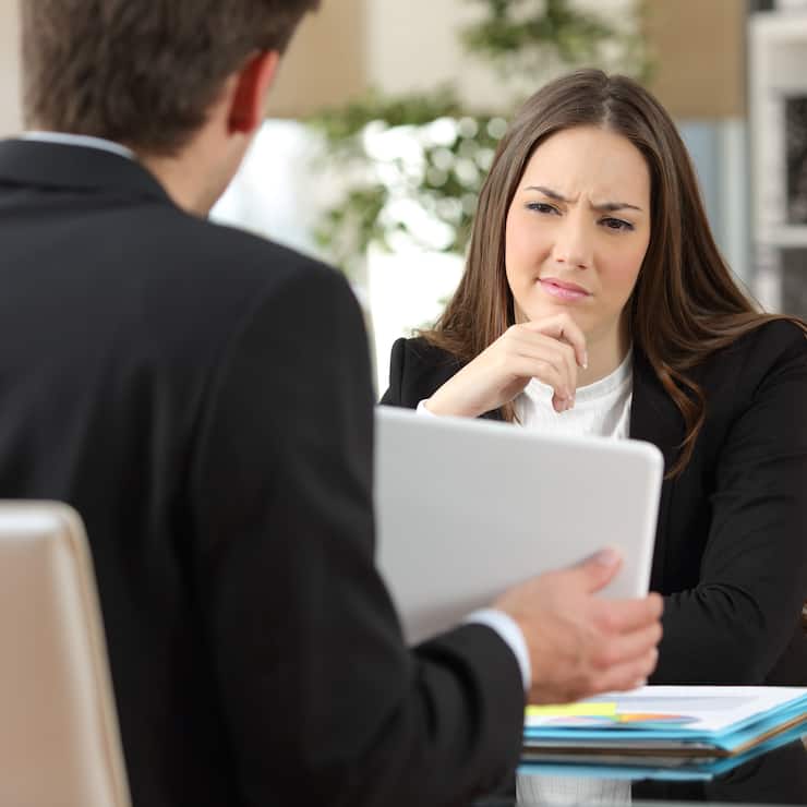 Berater versucht, eine zweifelnde Kundin zu überzeugen.