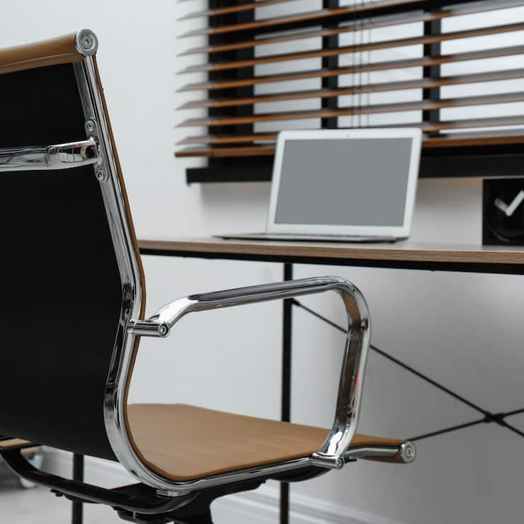 Fachkräftemangel - leerer Bürostuhl