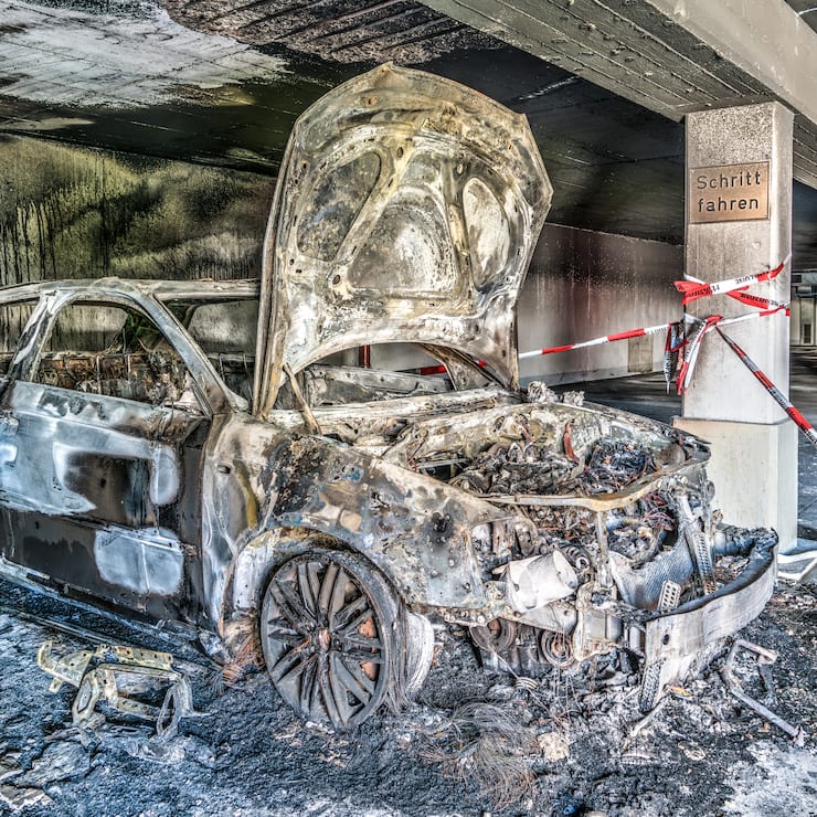 Totalschaden nach einem Autobrand in der Tiefgarage - Fahrzeugversicherung