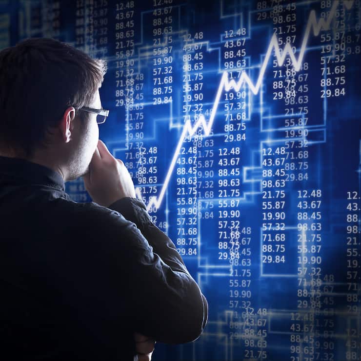 Mann analysiert Kurse