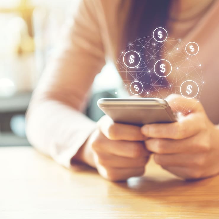 Weibliche Hand, die ein Smartphone mit Dollar-Symbol benutzt, Konzept einer Online-Transaktionsanwendung