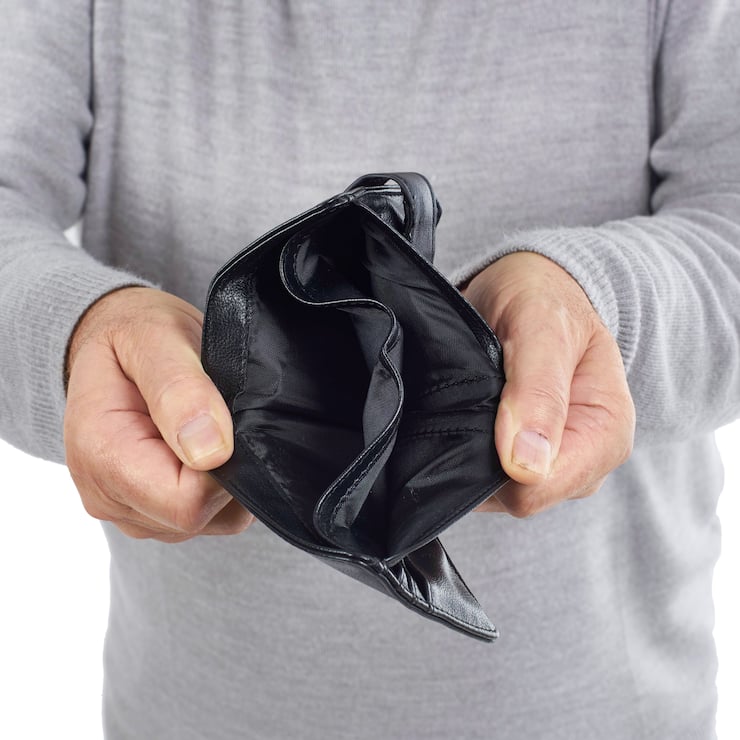 Senior mit leerer Geldbörse, Altersarmut