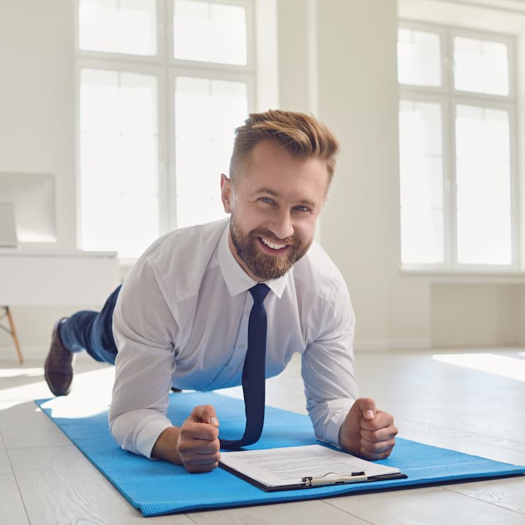 BGM am Arbeitsplatz, Geschäftsmann macht Planks, Gesundheit