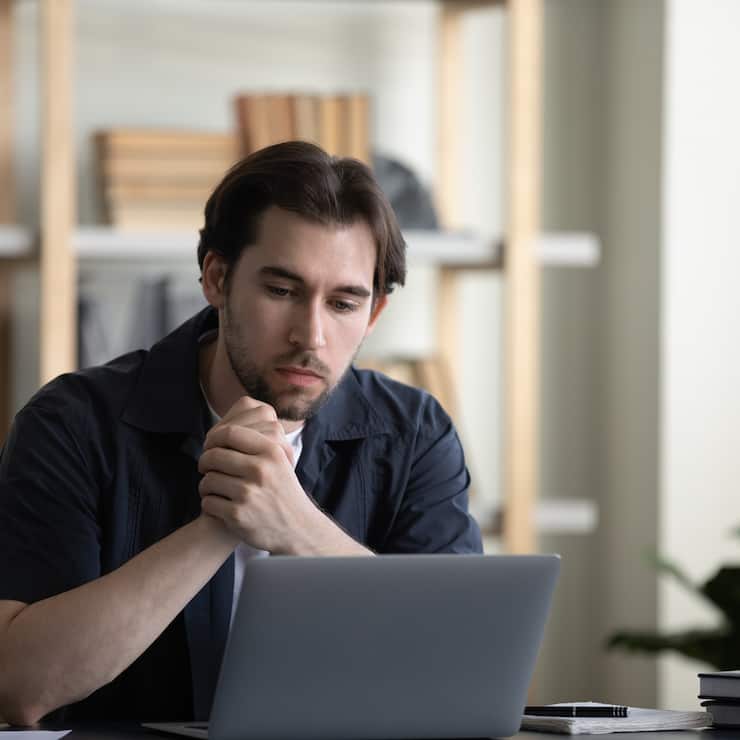 home office, Mann am Notebook