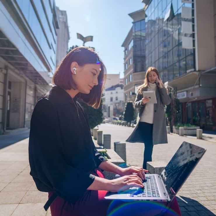 Junge Unternehmerin mit Laptop