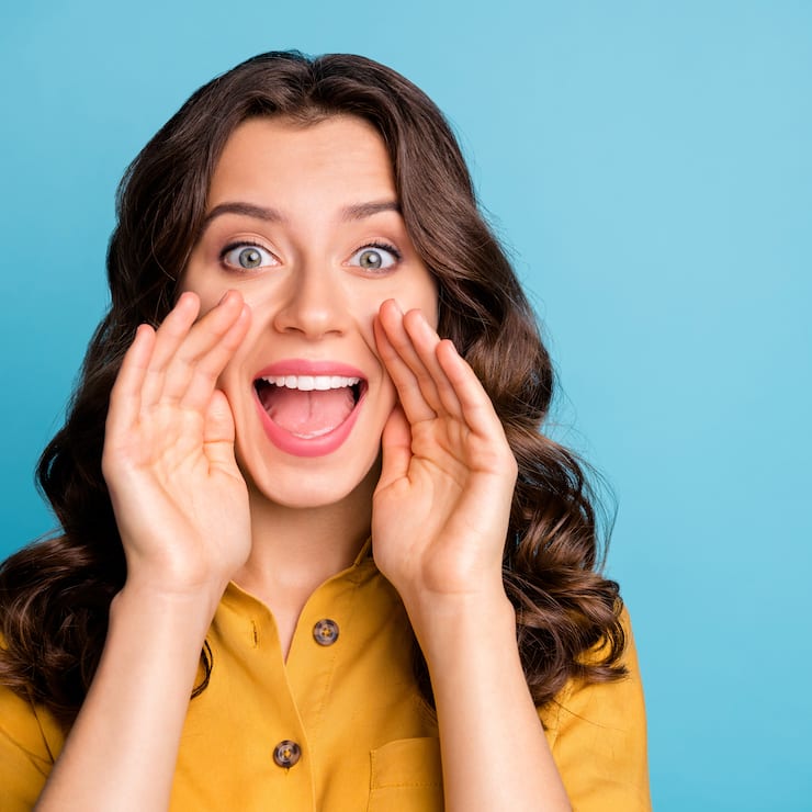 Wissenslücke - Frau mit Händen am Mund, fragend, rufend