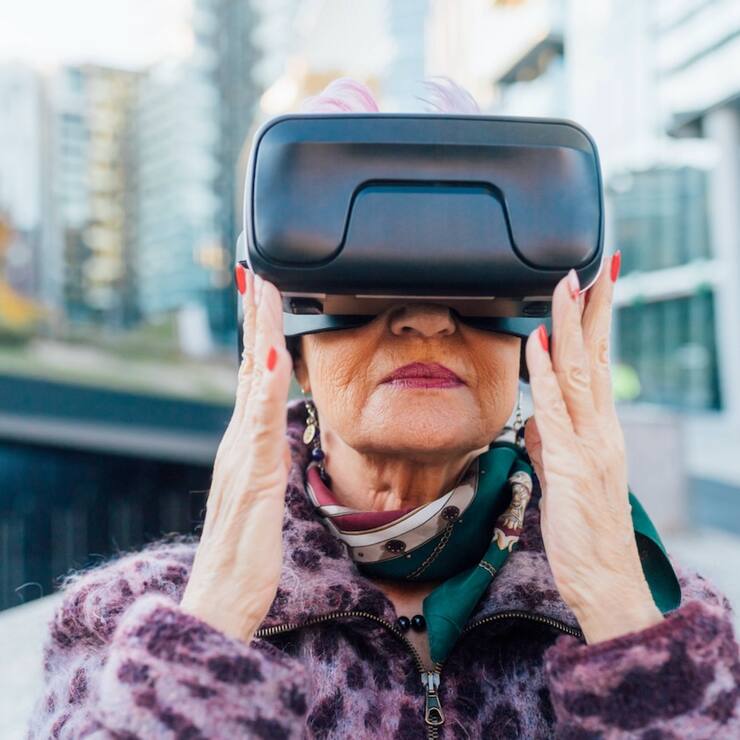 Ältere Dame mit VR Headset Bild zum Beitrag Pro Senectute geht ins Metaverse