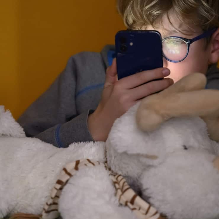 Jugendliche Smartphone Bildschirmzeit