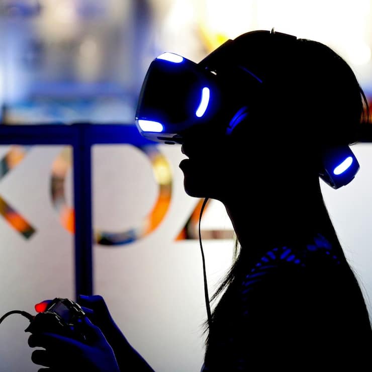 Metaverse, Mensch im Dunkeln mit VR Headset