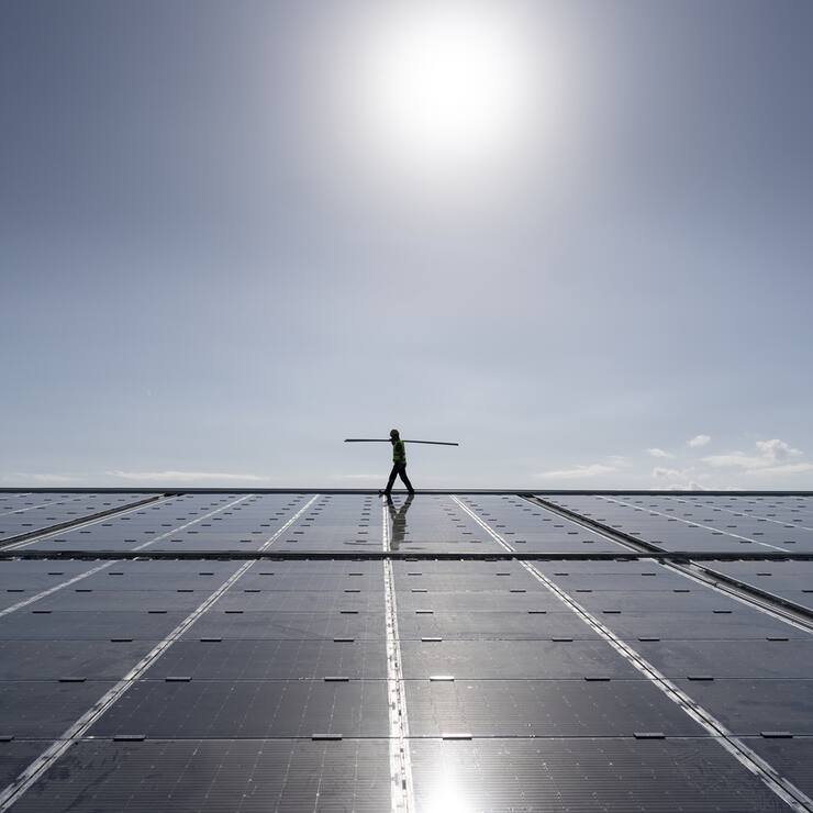 SCHWEIZ WALLISELLEN SPORTANLAGE PHOTOVOLTAIKANLAGE