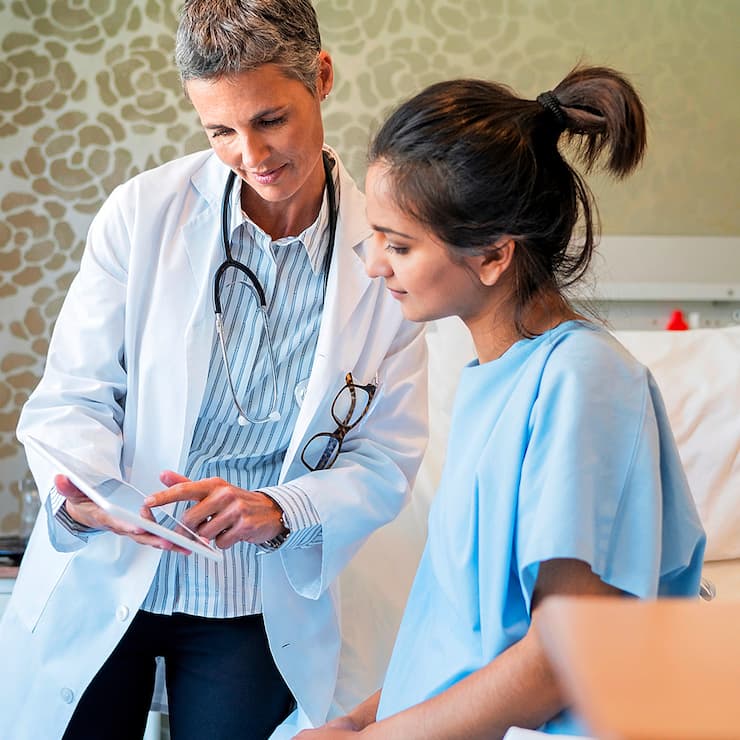 Ärztin mit Patientin im Spital