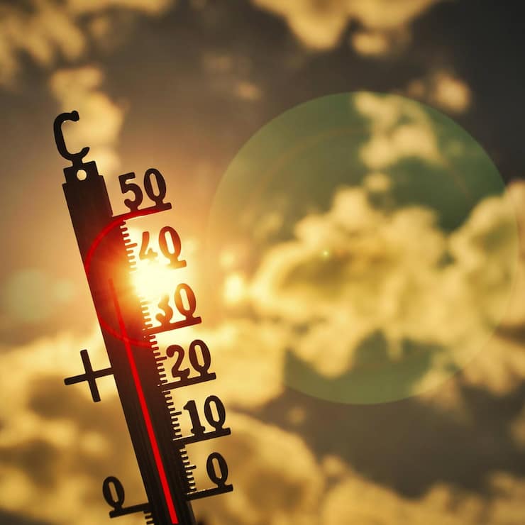 Symbolbild Hitze, Hitzewelle, Thermometer in der Sonne, 40 Grad Celsius, Klimawandel, Temperatur, Hitze, Wolken, heiß, S