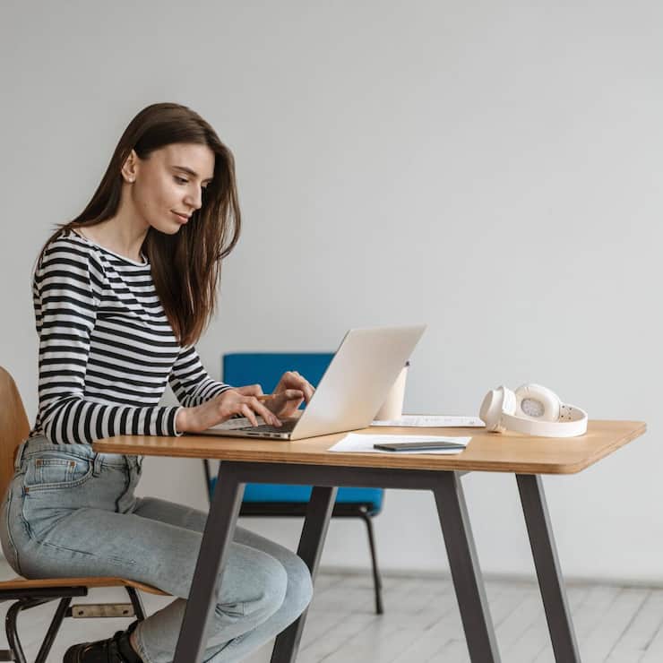 Junge Geschäftsfrau arbeitet am Laptop *** Boy Businesswoman works on Laptop Copyright: imageBROKER/OleksandrxLatkun ibx
