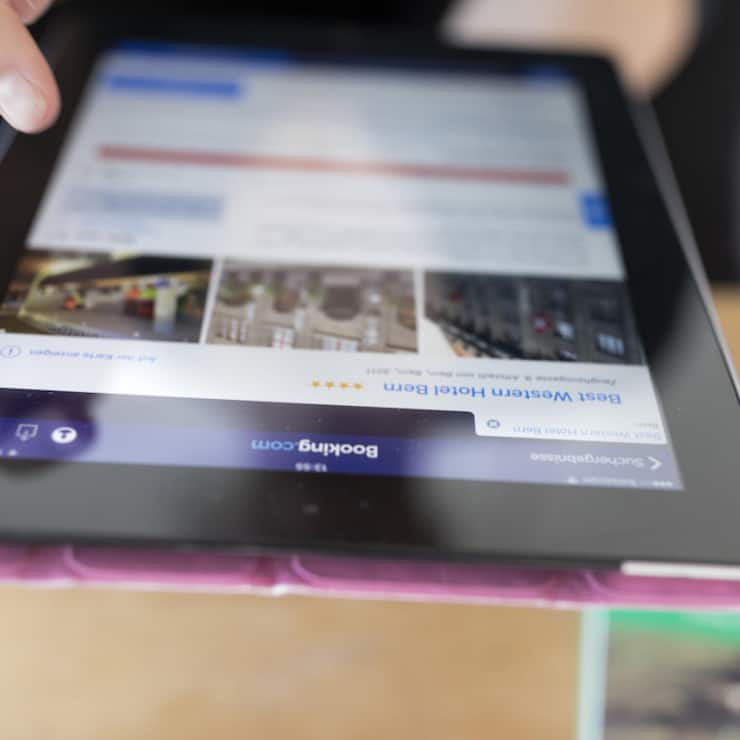 BILDSCHIRM, MONITOR, TABLET, MOBILGERAET, MOBILGERAETE, ONLINE-REISEBUERO, ONLINE, ONLINE REISEBUERO, ONLINE REISEAGENTUR, REISEAGENTUR, PLATTFORM, BUCHUNG, ONLINEBUCHUNG, FERIEN, FERIEN BUCHEN, WEBSEITE, ONLINE PLATTFORM,