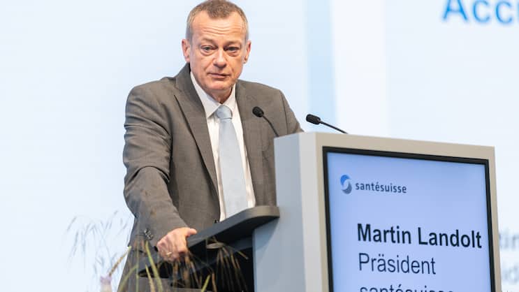 «Grundsätzlich ist die Bevölkerung mit dem Schweizer Gesundheitswesen zufrieden. Sie möchte keine Experimente und am heutigen wettbewerblich gestalteten System festhalten», betonte Santésuisse-Präsident Martin Landolt anlässlich des Jahreskongresses 2024 in Bern.