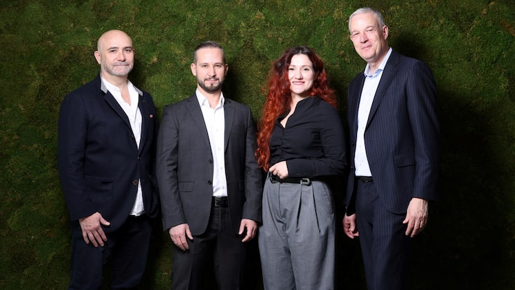 Gemeinsame Präsentation «Pax KitaStar»: Gogo Schumacher, VR-Präsident & Co-Founder von Awina, Cem Özbek, Projektleiter Vertriebsentwicklung bei Pax, Drenushe Shala, CEO & Co-Founder von Awina, und Daniel Mutz, Leiter Vertrieb & Marketing von Pax (v.l.n.r.).